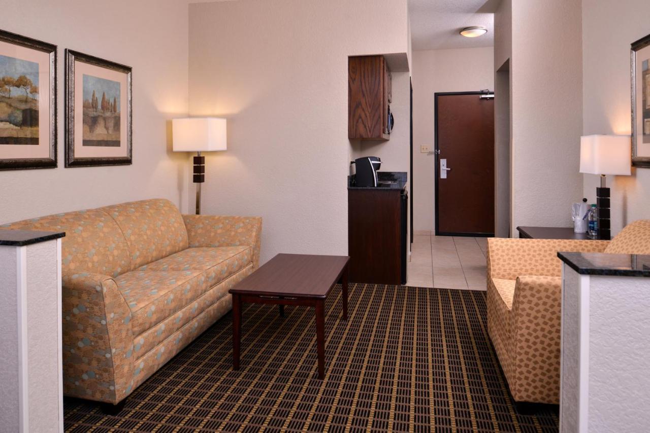 Holiday Inn Express & Suites Pittsburg By Ihg Exterior photo